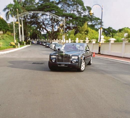 A royal family member arrives at the Istana Iskandariah.