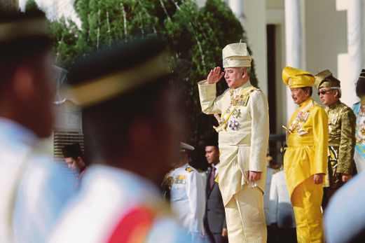 Sultan Nazrin Shah salutes the guard of honour. Pix by Aizuddin Saad. 