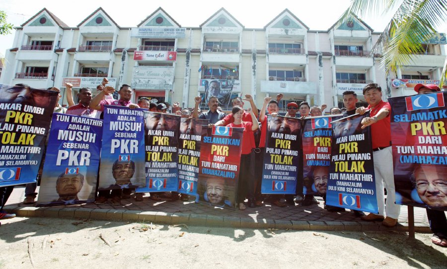 Grassroots Pkr Members Protest Against Dr Mahathir Using Pkr Logo