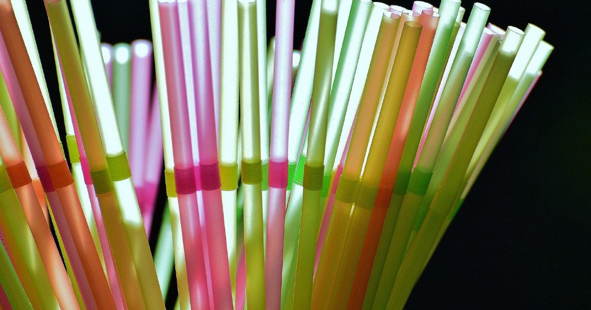 https://assets.nst.com.my/images/articles/plastic_straws_NSTfield_image_socialmedia.var_1537493758.jpg