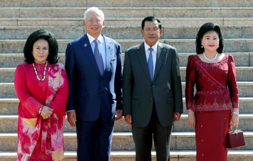 Prime Minister Datuk Seri Najib Razak and wife Datin Seri Rosmah Mansor (left) welcome Cambodian Prime Minister Hun Sen and wife Bun Rany at Perdana Putra in Putrajaya. Pix by FARIZ ISWADI ISMAIL.