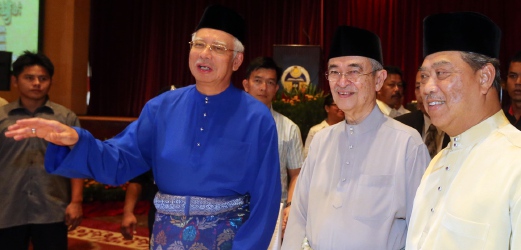 Najib, wife attend Tahlil for late father | New Straits Times ...