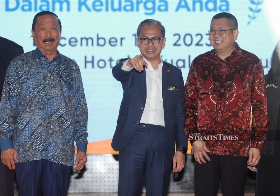 Fahmi Fadzil, (centre), Tan Sri Datuk Seri Vincent Tan Chee Yioun, (left) and Pak Hary Tanoesoedibio during the OK Vision television launch in Kuala Lumpur. - NSTP/FATHIL ASRI.