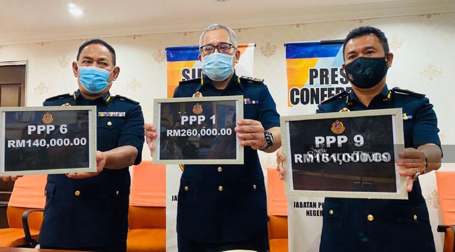 Road Transport Department (RTD) deputy director-general (strategy and operations) Zamakhshari Hanipah (centre) with is officers showing the vehicle registration plates during a press conference Penang RTD headquarters in Seberang Jaya. -NSTP/Nur Izzati Mohamad