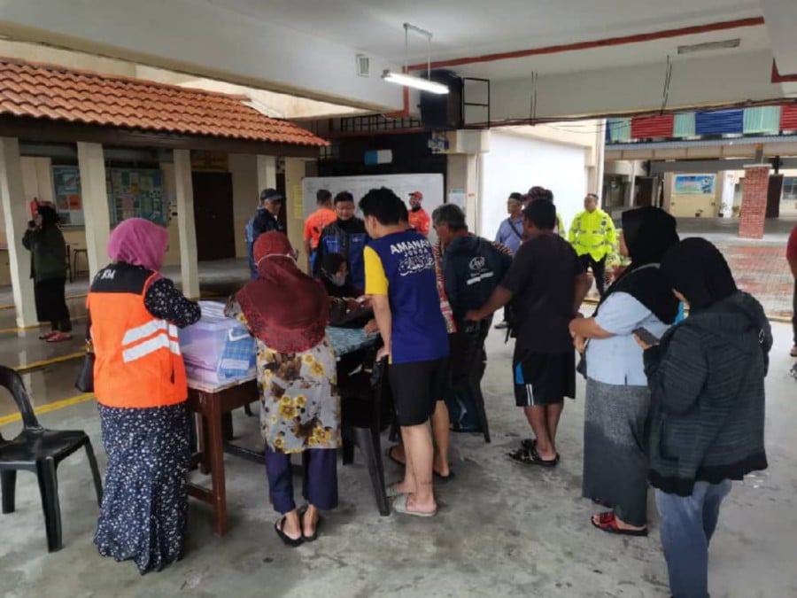 Six temporary flood relief centres were activated in the Kluang, Kota Tinggi and Segamat districts up to 1pm today, due to continuous rain since Sunday which have led to floods . -Pic courtesy of Fire & Rescue Dept