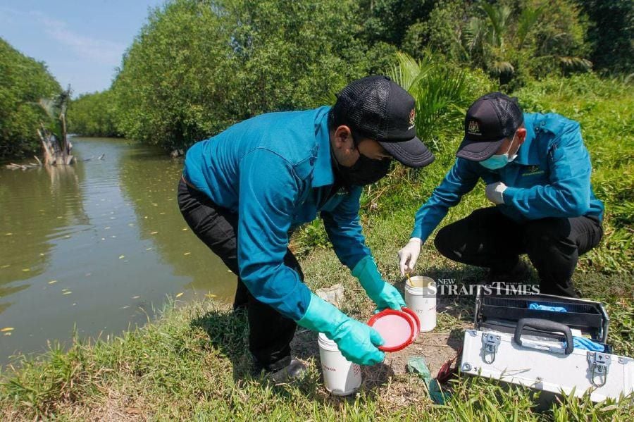 Checks by the NST at Sungai Prai this afternoon found several DoE officers taking samples near where the fish died. - NSTP/DANIAL SAAD. 