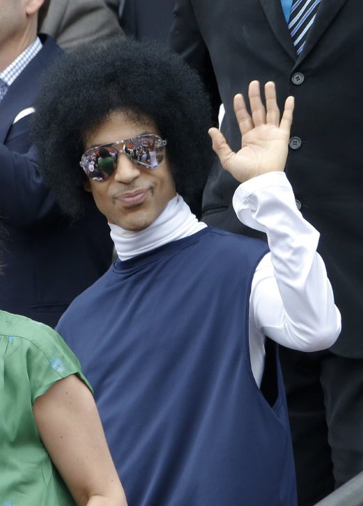U.S. singer Prince leaves the Philippe Chatrier court after a men's singles match between Rafael Nadal of Spain and Dusan Lajovic of Serbia at the French Open tennis tournament at the Roland Garros stadium in Paris in this June 2, 2014 file photo. Singer Prince was released from an Illinois hospital on April 15, 2016 after he was hospitalized with the flu following an emergency plane landing, celebrity news outlet TMZ said. REUTERS 