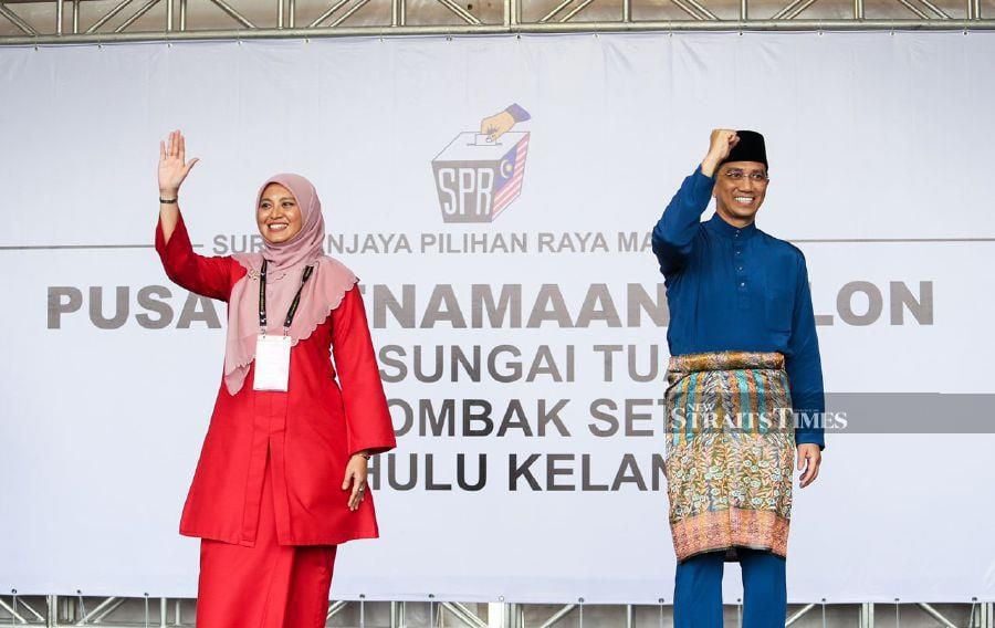 Pakatan Harapan Hulu Kelang candidate Juwairiya Zulkifli with Perikatan Nasional candidate Datuk Seri Mohamed Azmin Ali after the nomination process at Dewan SMK Sungai Pusu, Gombak. - NSTP/ASWADI ALIAS.