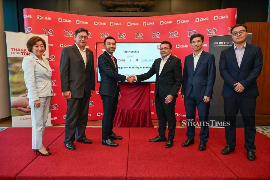  (L-R) Rufimy Yii See Khin, Head of Regional Sustainable Finance, Lee Heng Keng, Head of Group Corporate Banking, Novan Amirudin, Co-CEO of Group Wholesale Banking, CIMB Group, Roslan Abdullah, Wang Huaibing, both Board Members of PRO-NET, and Zhang Qiang, CEO of PRO-NET