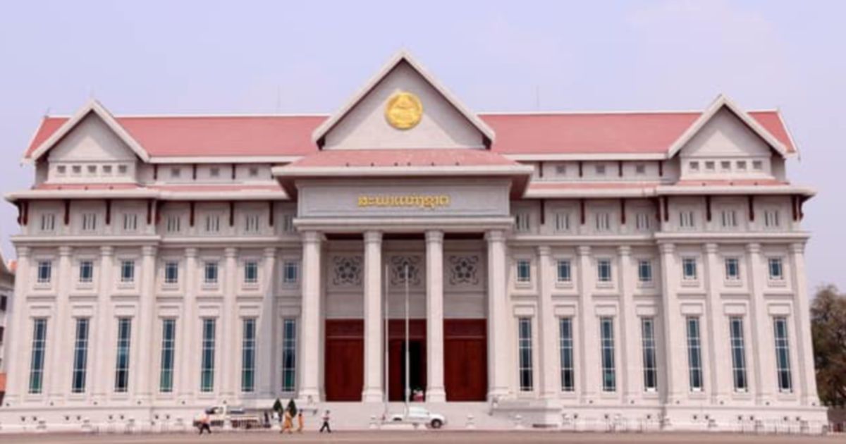 Vietnam officially hands over new parliament building to Laos