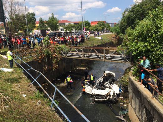 The wrecked car landed into a drain resulting the deaths of three. Pix by GHAZALI KORI. 