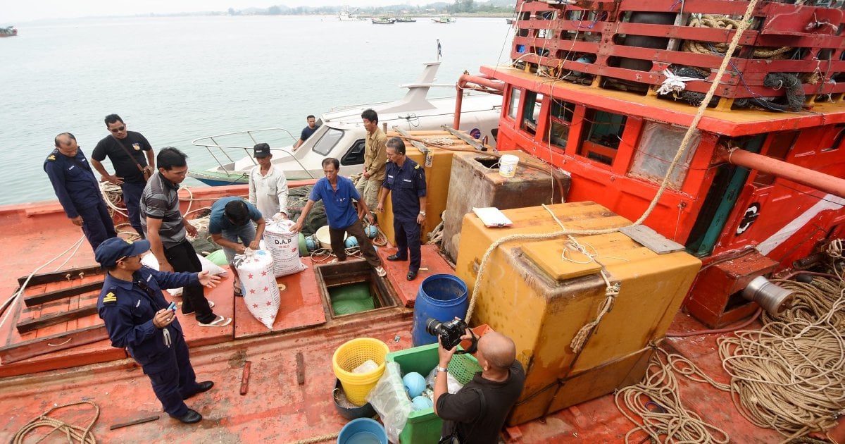 Five Vietnamese fishermen nabbed off Pulau Kapas for harvesting sea ...