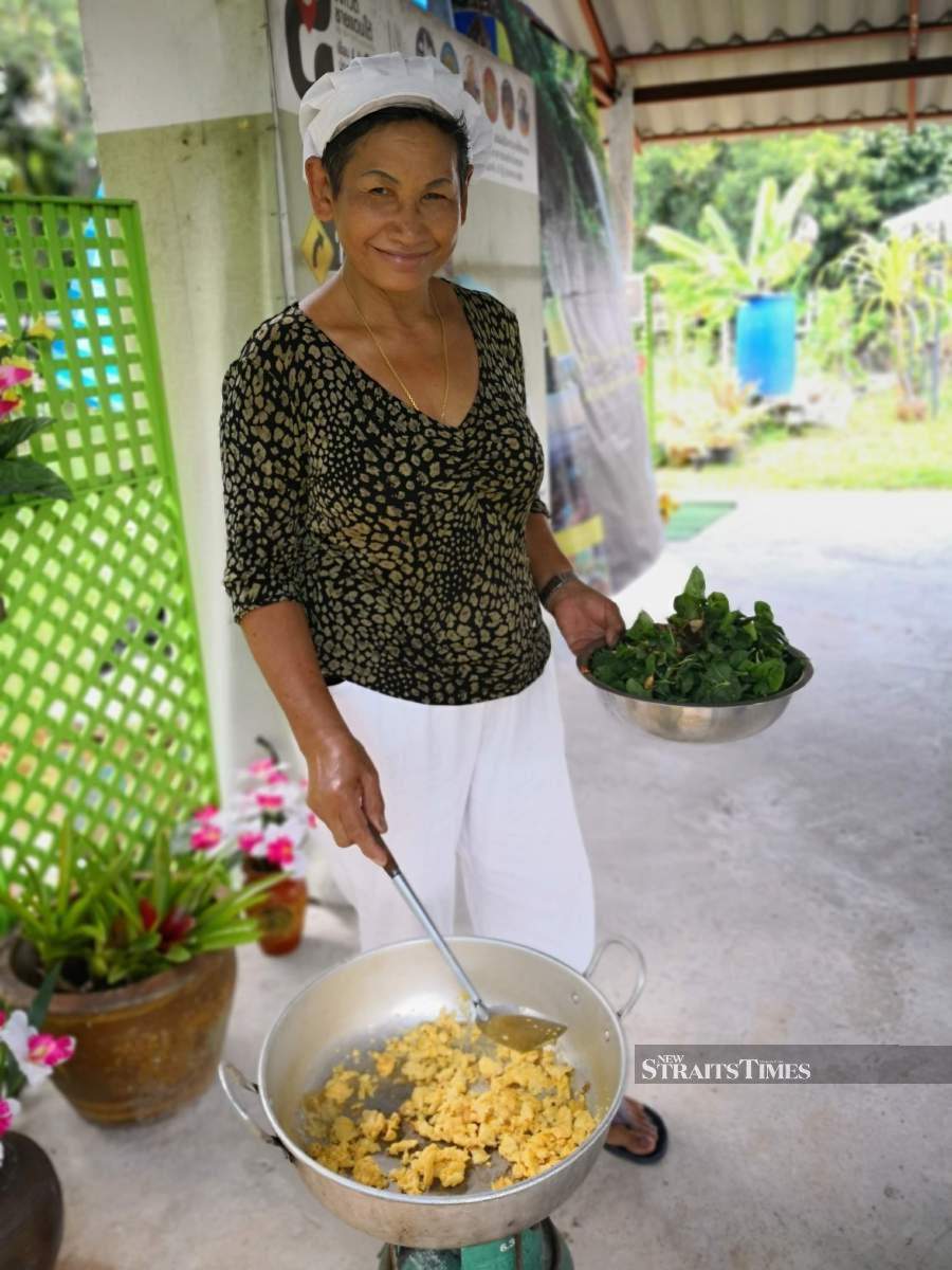  Apart from value adding local products, the women of the community enterprise also organise meal gatherings that feature various delicacies to attract visitors to their village.