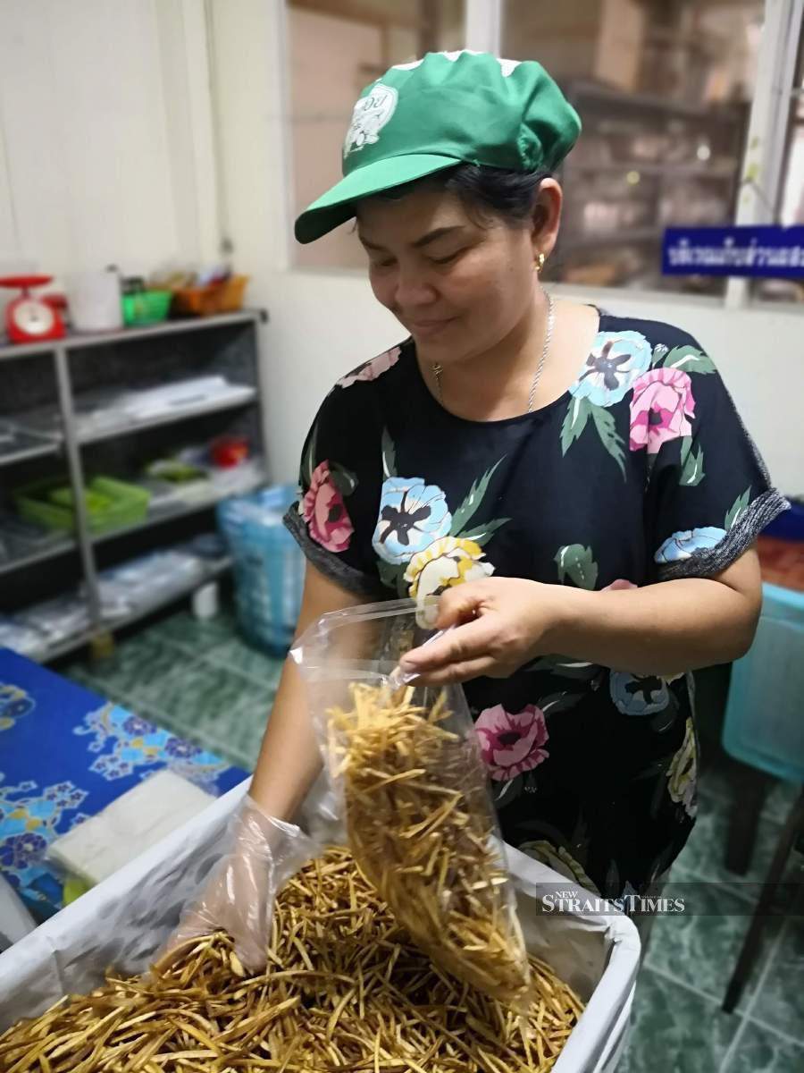  Walk-in customers get to buy the products at a cheaper rate if they opt for plastic bags instead of elaborate packaging.