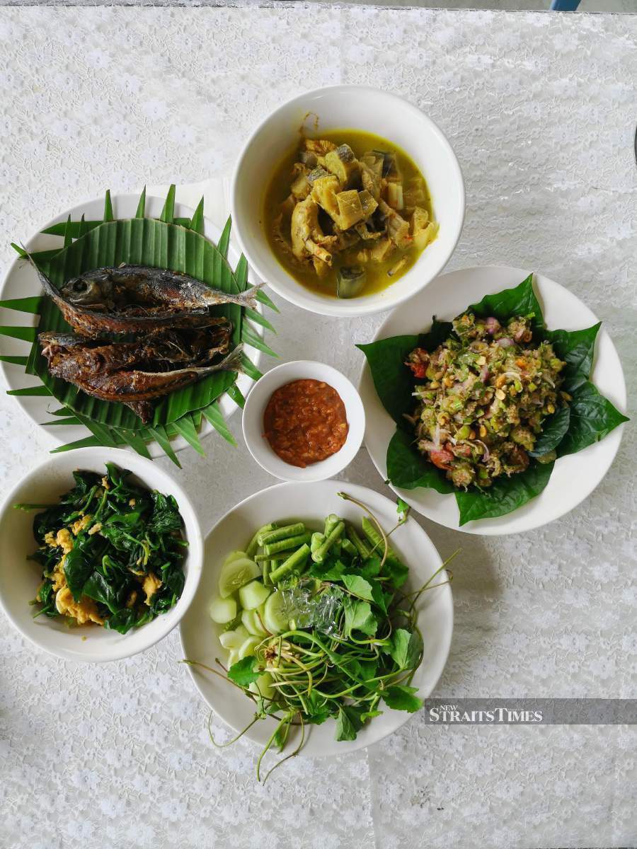  The collective whips up a delicious lunch spread.