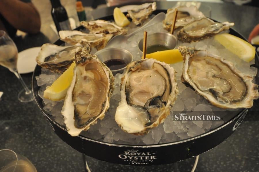  Fresh and succulent premium oysters.