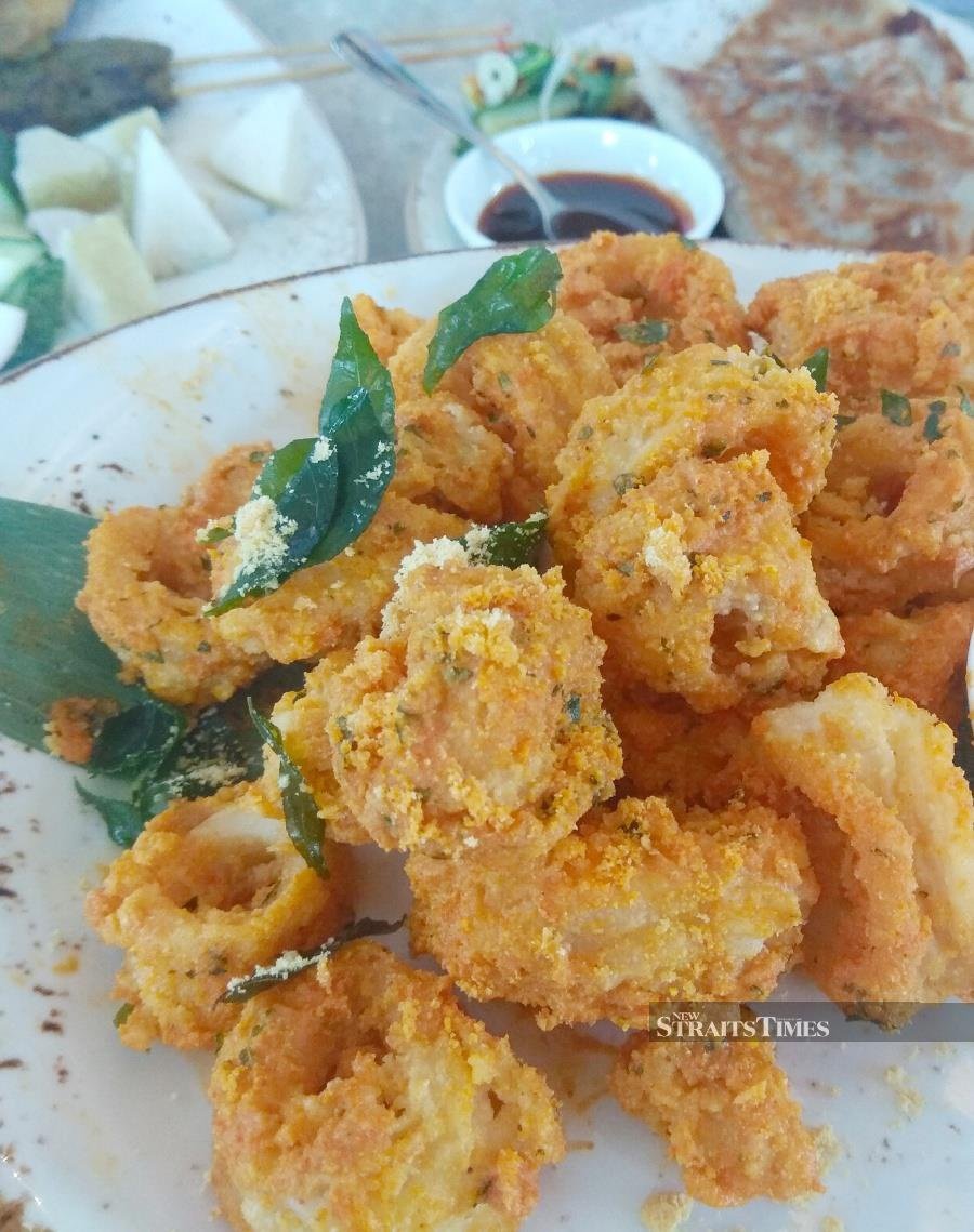  The flavourful salted egg calamari with curry leaves.