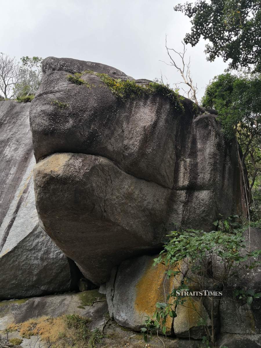  Look out for interesting rock formations on the way to the Sai Khao Waterfall.