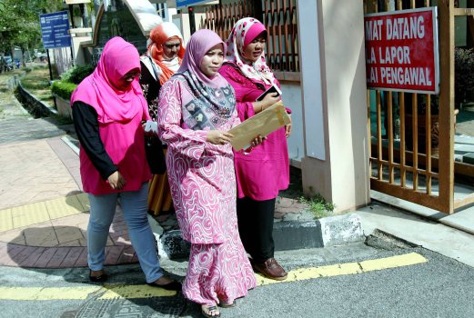 State Puteri Umno chief, Nurul Haida Mahamad (second from left) leading a charge to handover documents related to the Taman Manggis land sale at the Penang Malaysian Anti Corruption Commission office at Jalan Sultan Ahmad Shah, Georgetown. Pix by Zulaikha Zainuzman