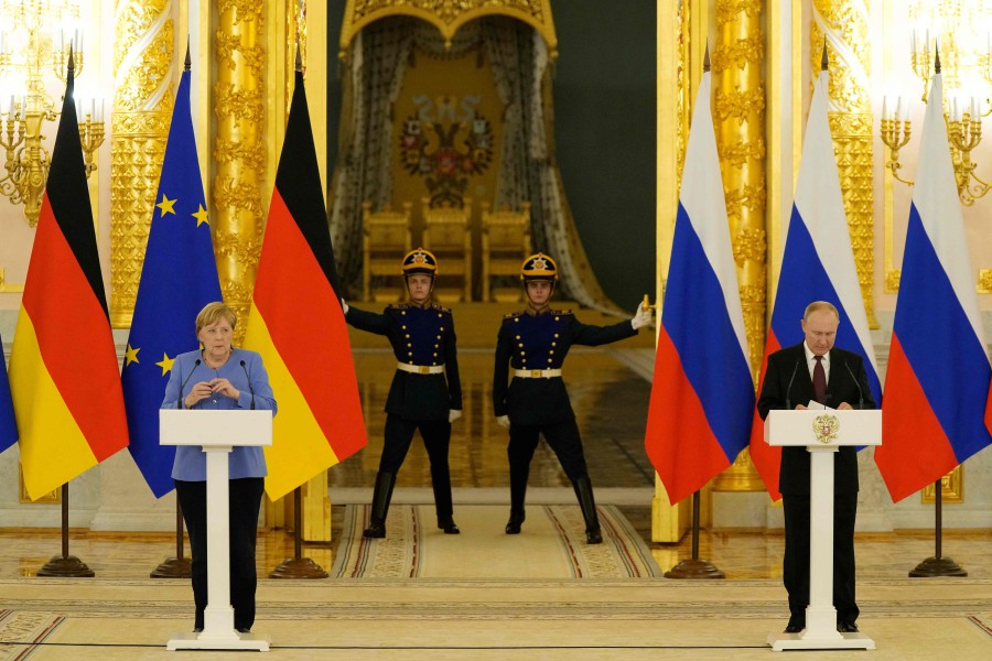 Russian President Vladimir Putin (R) and German Chancellor Angela Merkel attend a press conference after their talks at the Kremlin in Moscow. - AFP PIC