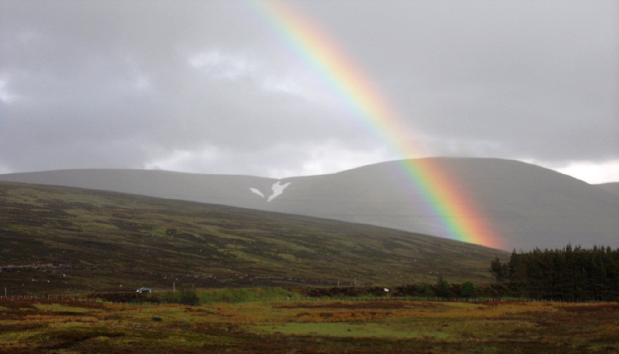 Rainbow magically appears after rain on the lower part of the Highlands. Pix by Zaaba Johar