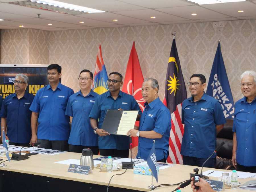 Perikatan Nasional (PN) chairman Tan Sri Muhyiddin Yassin presenting a letter of acceptance to MIPP president S.P. Punithan, after MIPP was accepted as part of the PN coalition. - Pic credit Facebook Malaysian Indian People Party 