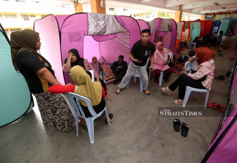Evacuees taking shelter at SMK Baroh Pial, following the floods in Rantau Panjang, Kelantan. -NSTP/NIK ABDULLAH NIK OMAR