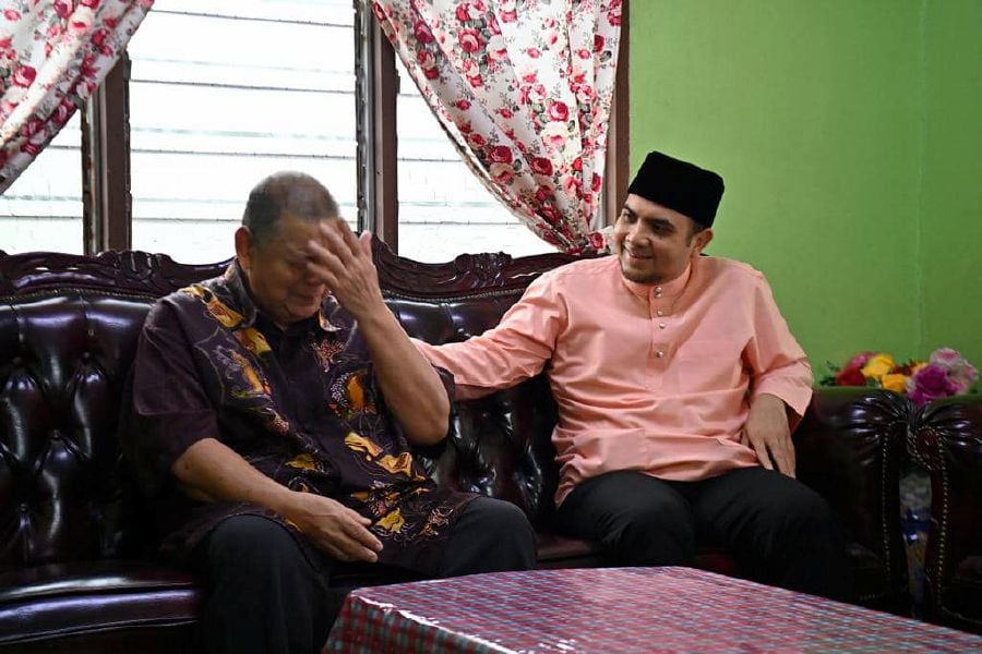 Prime Minister Datuk Seri Anwar Ibrahim’s s political secretary Farhan Fauzi (right) consoles Sazali P. Ramlee during the meeting. - Pic credit Facebook anwaribrahimofficial