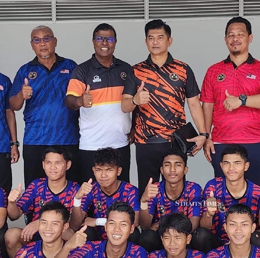 S. Velappan with Datuk Mirnawan Nawawi and the Malaysia A team.