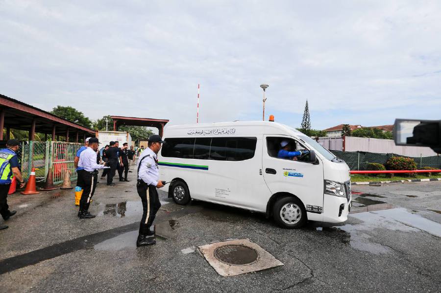 Remains of one of the victims is seen being transported out of the Tengku Ampuan Rahimah Hospital (HTAR) in Klang. - NSTP/ASWADI ALIAS.