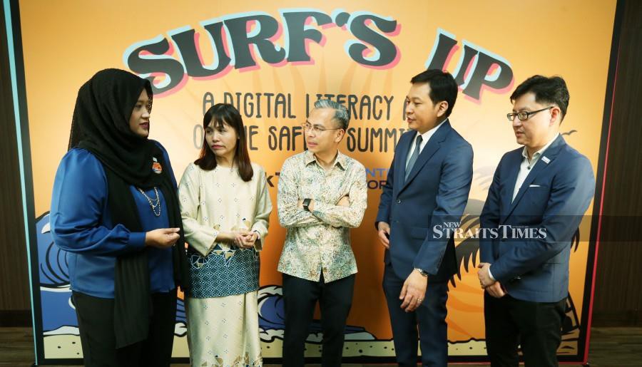 Fahmi Fadzil (centre) with his deputy Teo Nie Ching (2nd-left) speak to Content Forum director Mediha Mahmood (left), Kristoffer Eduard Rada and Content Forum chairman, Kenny Ong. -NSTP/ROHANIS SHUKRI