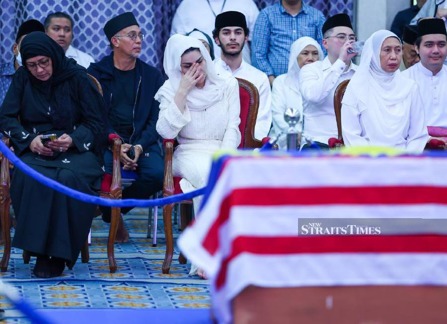 Toh Puan Ragad Taib Kurdi (centre) joins the members of the public in paying her last respect to Tun Abdul Taib Mahmud at the National Mosque in Kuala Lumpur. -NSTP/ASWADI ALIAS