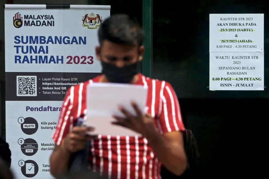 The Rahmah Cash Aid (STR), an initiative under the “Payung Rahmah” concept, is seen as able to ease the burden of the less affordable in dealing with the rising cost of living.- BERNAMA pic