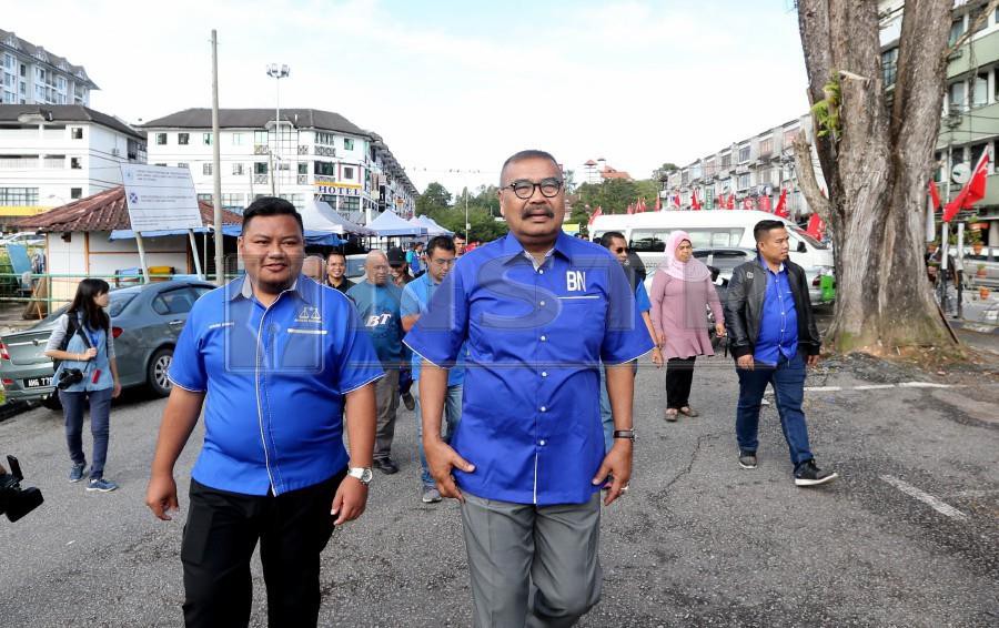  Barisan Nasional candidate Ramli Mohd Nor (right) says he kept to himself during the Cameron Highlands by-election campaign period so as not to fall into his political foes' trap. - NSTP/ABDULLAH YUSOF