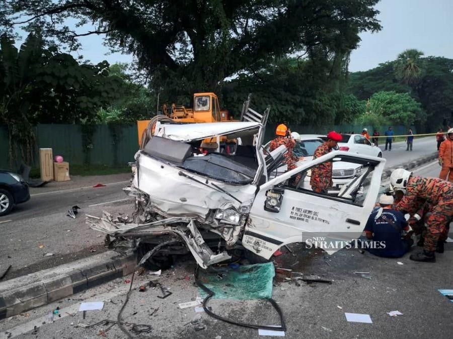 Crane truck causes series of accidents in Rawang  New 