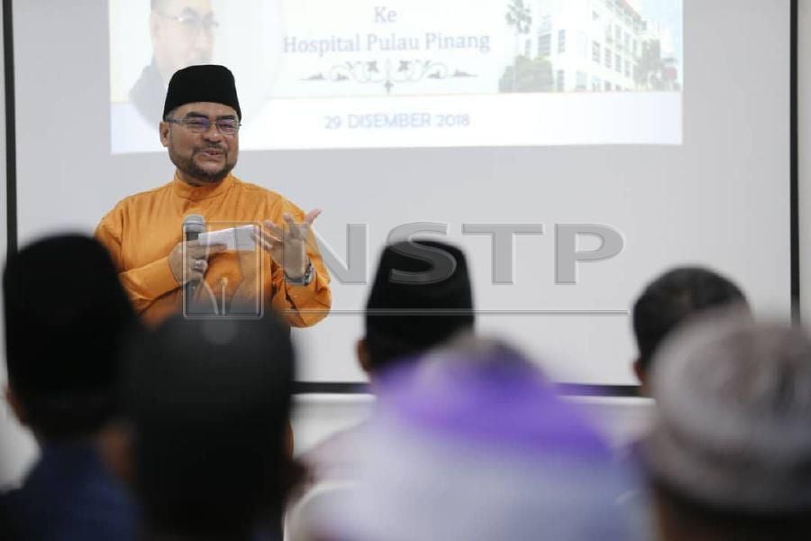 Minister in the Prime Minister’s Department Datuk Seri Dr Mujahid Yusof Rawa speaks during his visit to the Penang Hospital in George Town. - NSTP/RAMDZAN MASIAM