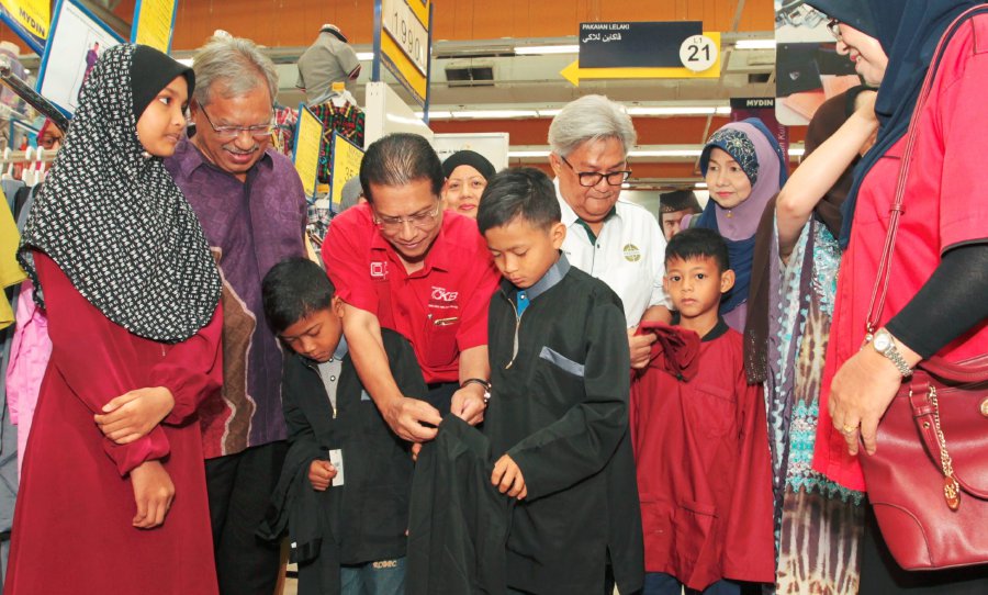 Some 120 underprivileged children had an unforgettable time today when they were treated to a shopping spree for Hari Raya clothes at the Mydin Mall in Kubang Kerian here. Pic by NSTP/SYAMSI SUHAIMI