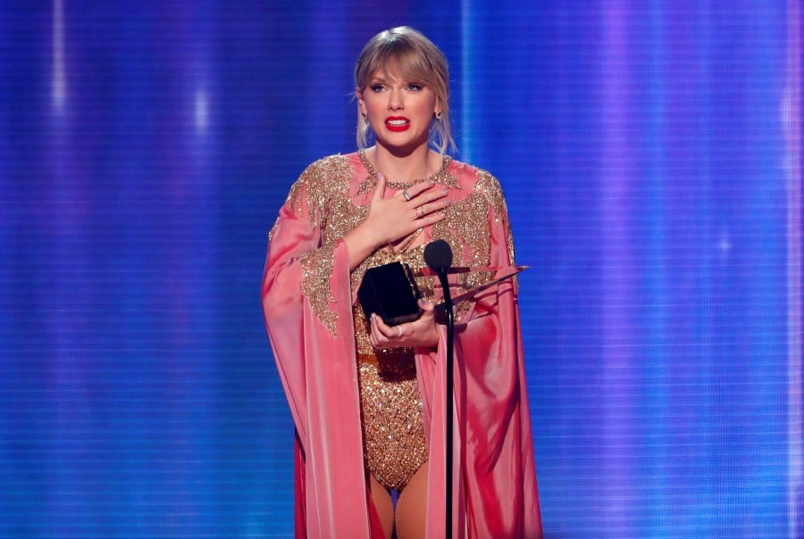 Taylor Swift Cleans Up At American Music Awards Sets Record