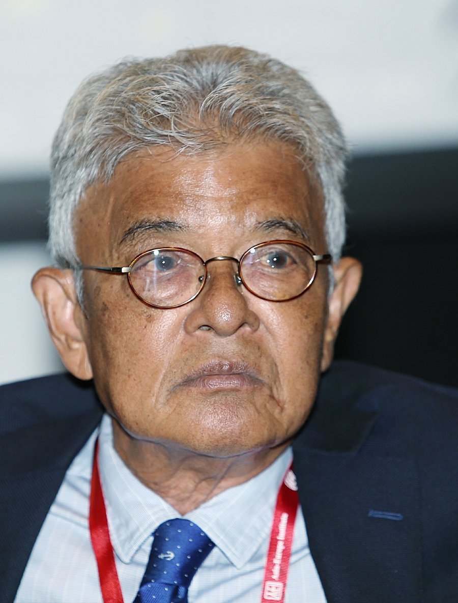 Suhakam chairman Tan Sri Razali Ismail (pic)  said based on a recent visit to the lock up in Johor Bahru found that all cells were in extremely poor and dilapidated conditions, and detainees have been deprived of drinking water and even food. (file pic)