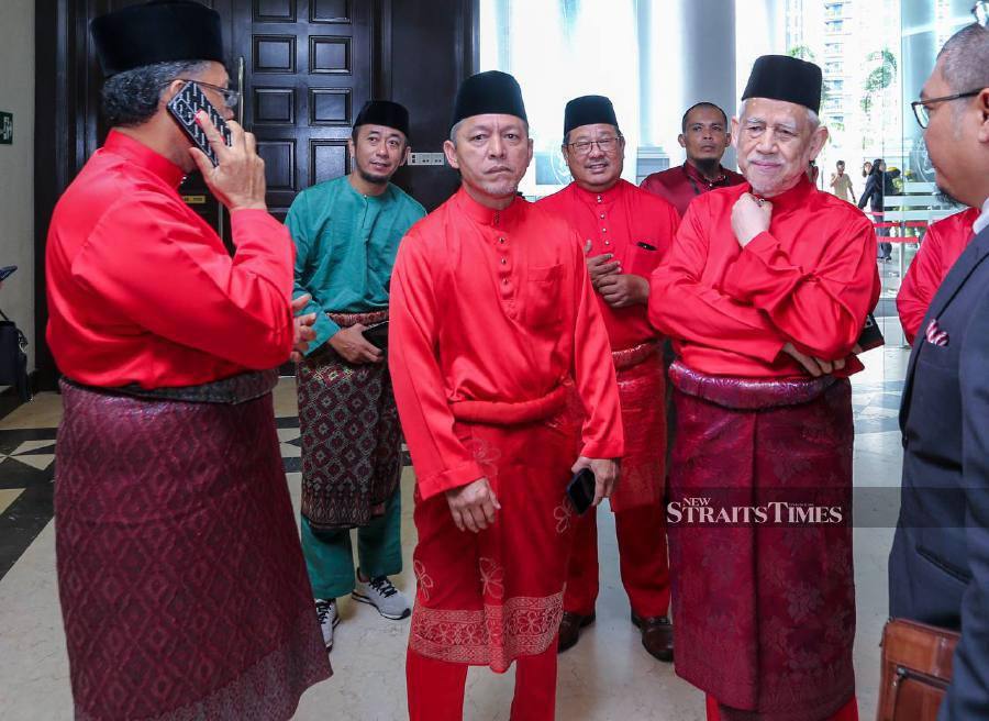 Parti Pribumi Bersatu Malaysia (Bersatu) information chief Datuk Razali Idris (second from left) was charged under the Sedition Act for allegedy insulting the judiciary institution’s decision and defaming a government body. - NSTP/ASWADI ALIAS 