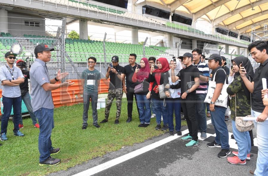 Datuk Razlan Razali who gave a briefing to about 500 volunteers made up of circuit marshals, medical and media center personnel among others earlier today (Saturday), said that they are ready and awaiting for the arrival of the world’s best riders. (BERNAMA)