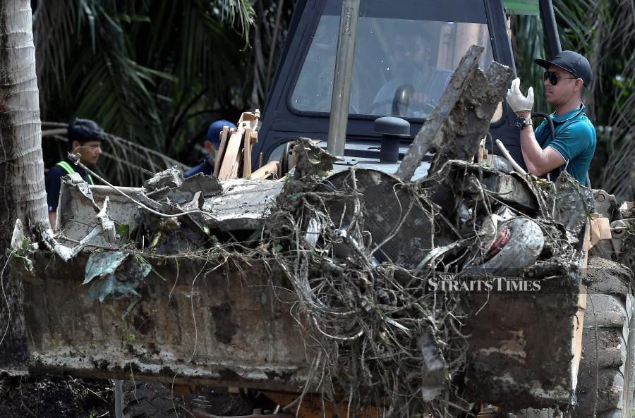 Air Accident Investigation Bureau personnel retrieving the plane’s wreckage in Kapar on Feb 14. - BERNAMA PIC