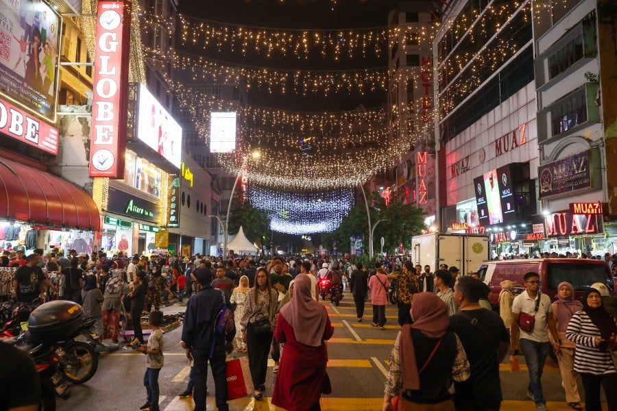 Shoppers looking for great discounts on various Raya items, are seen at the Jalan Tuanku Abdul Rahman bazaar in Kuala Lumpur. - BERNAMA PIC