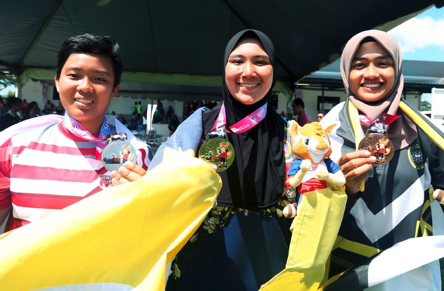 Nur Aqila Yusof (middle) Ang Ming Shan (left) and Shaerra Ezzaty Saffuan at the Institutions of Higher Learning Sports Championship (SUKIPT). Pix by Zunnur Al Shafiq