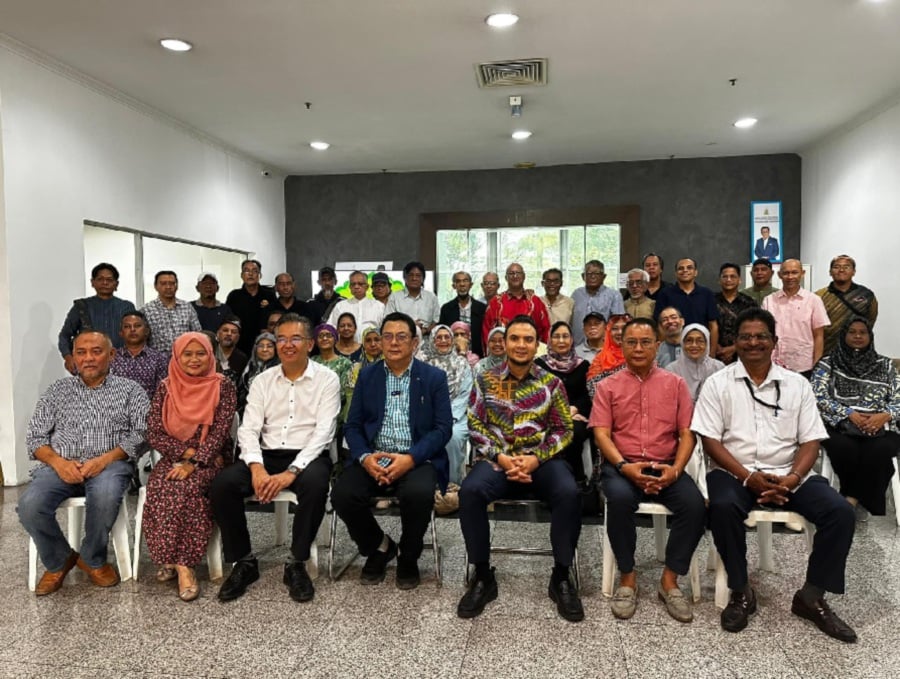 Anwar’ political secretary Ahmad Farhan Fauzi (3rd from right) with the seasoned reformists during a brief ceremony today. -- Pic from Anwar’s FB page.