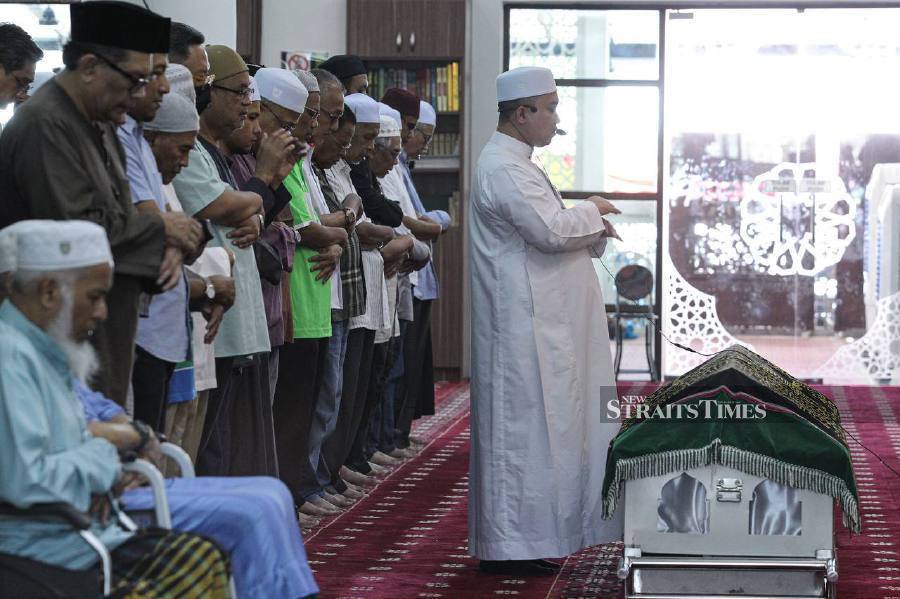 Family, friends and colleagues join in the congregation for the ‘solat jenazah’ for the late journalism icon Datuk Ahmad Rejal Arbee Mahmud Isa Arbee at the mosque in Section 7, Shah Alam before his burial today. STR/ AZIAH AZMEE