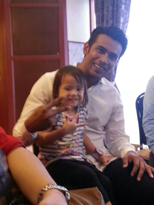 Remy Ishak Takes On The Role Of A Father For Real [ 694 x 521 Pixel ]