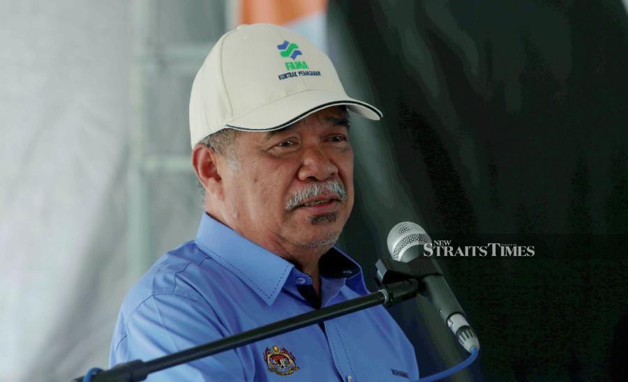 Agriculture and Food Security minister Datuk Seri Mohamad Sabu delivers his speech during a meeting with Kodiang Harumanis farmers in Kampung Pida 3, Kodiang. -NSTP/SYAHARIM ABIDIN
