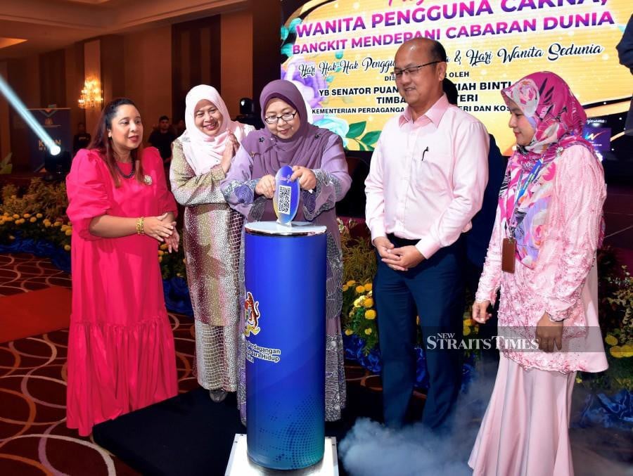  Domestic Trade and Cost of Living Deputy Minister Fuziah Salleh launches the Melaka Aduan Suri and the Melaka Rahmah Homestay Package in Melaka. - BERNAMA PIC