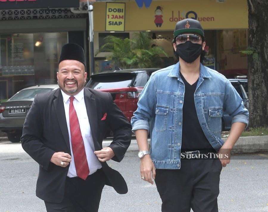  Syamsul Yusof with his lawyer Azmi Mohd Rais (left) arriving at the court in Kuala Lumpur. -NSTP/AMIRUDIN SAHIB.